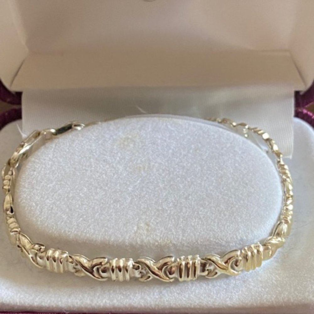 Dainty sterling silver bracelet, boxed.